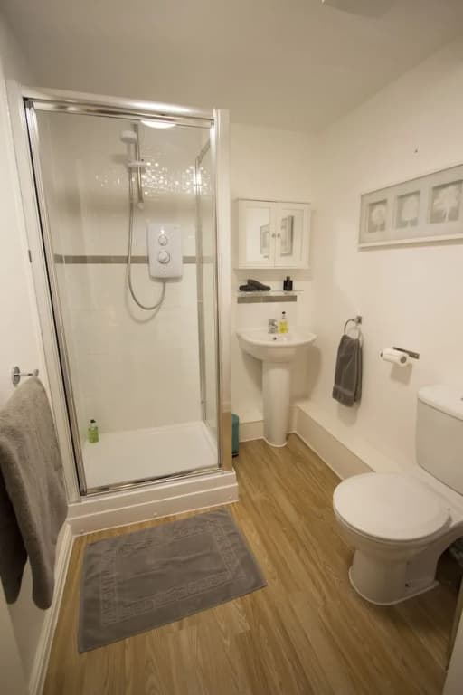 This fantastic 3 bed ground floor apartment has private parking too! - photo 7