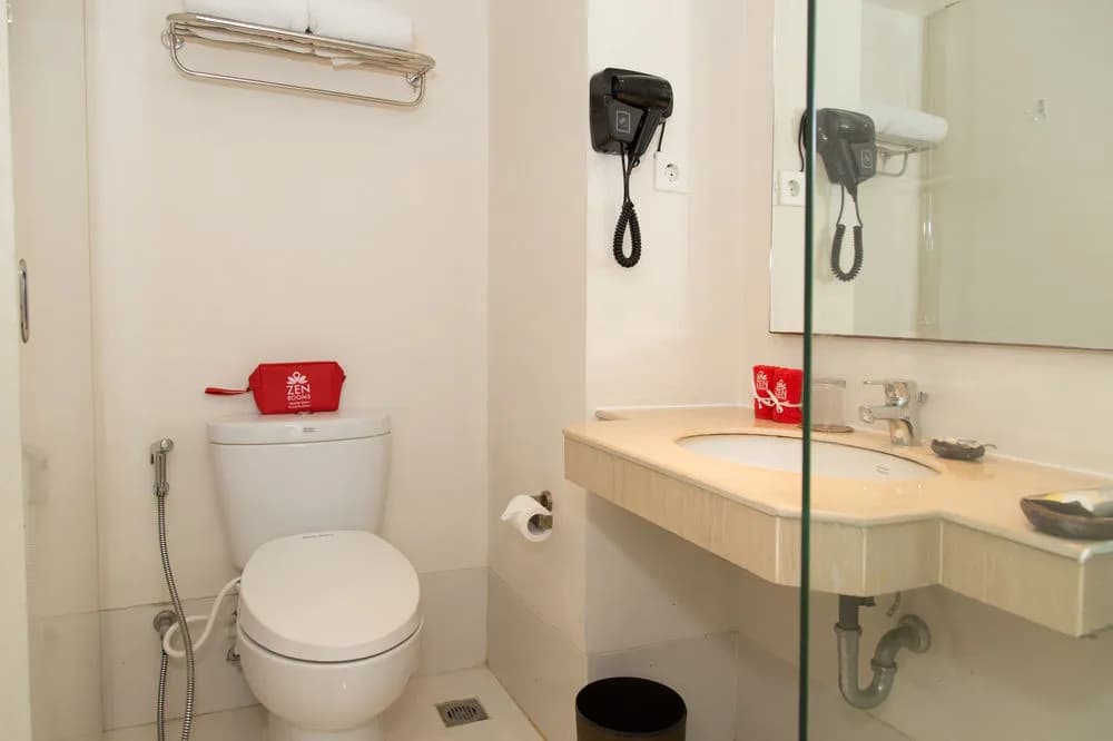 ZenRooms Kuta Jerman Beach - photo 11