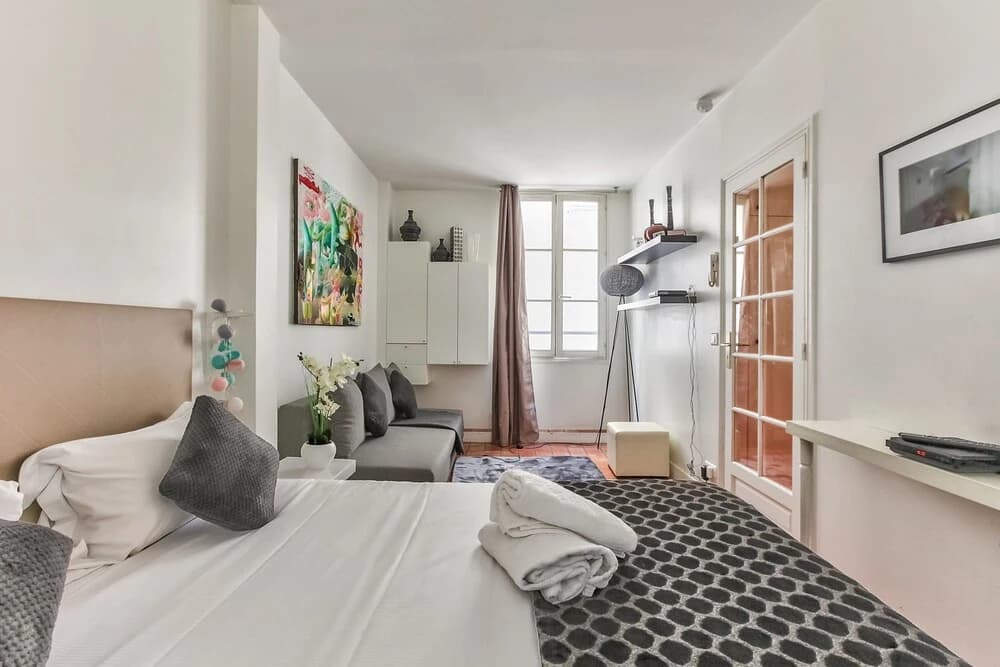 26 - Best Studio of Montorgeuil District - photo 2