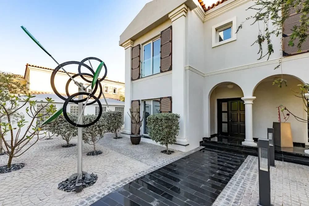 Artsy 4BR DIP Villa w Community Pool Gym - photo 1