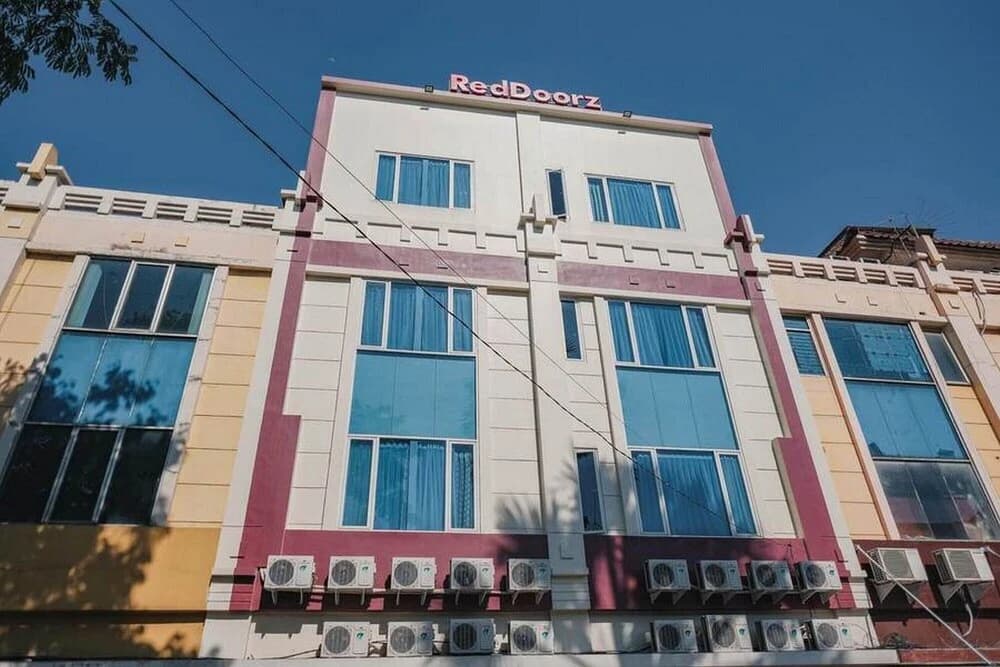 Kost M25 Hostel by Reddoorz - main photo