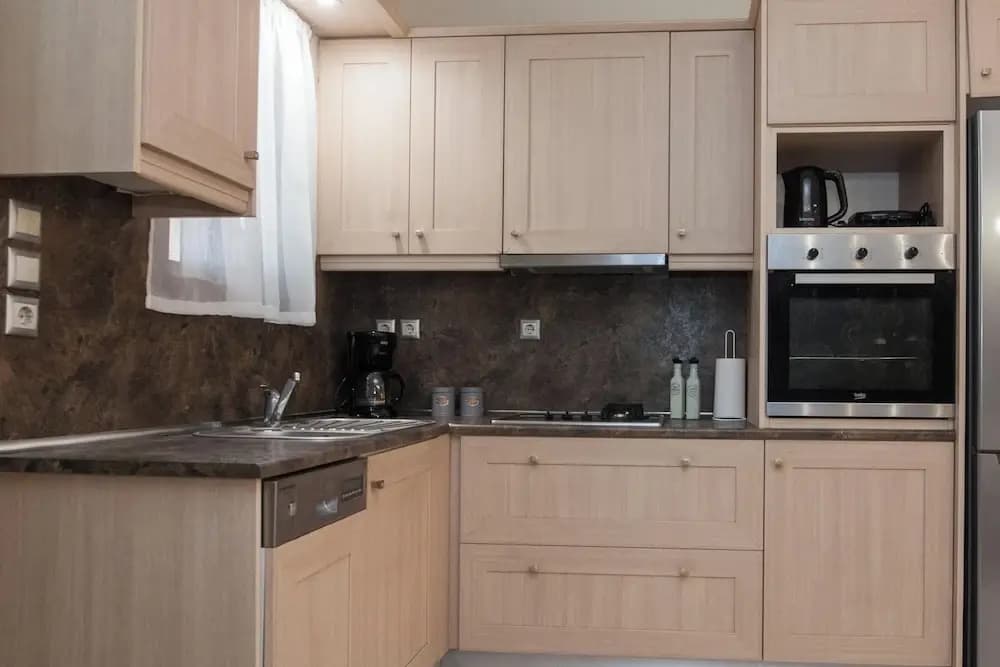Elegant Spacious 2 Bd Apt in Petralona - photo 17