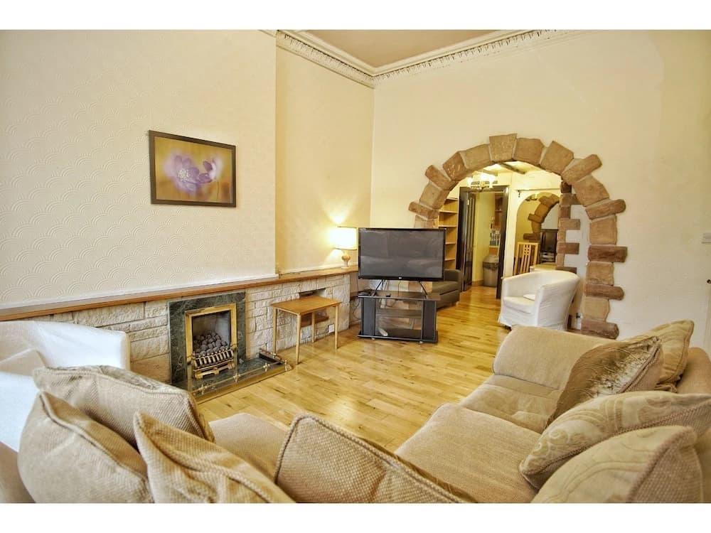 Spacious 2 Bedroom Flat, Leith Walk - main photo