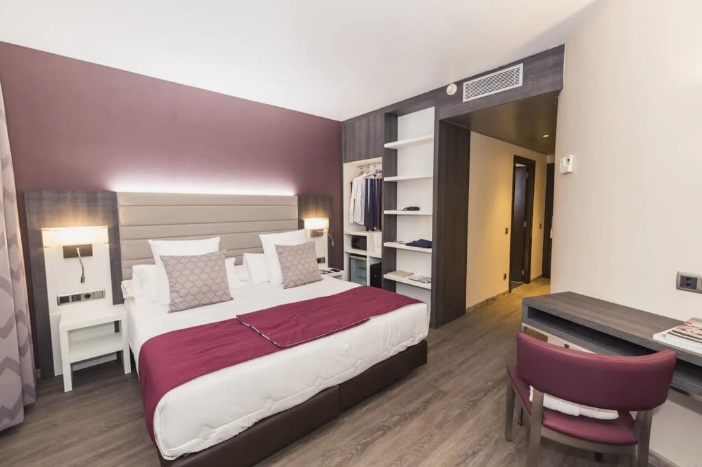 Ronda Lesseps Hotel  - photo 36