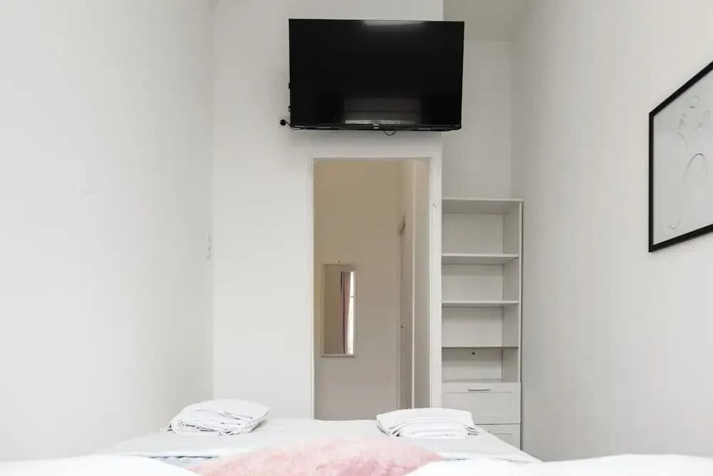 Cozy Room Shared Apt Millennium Tower - photo 43