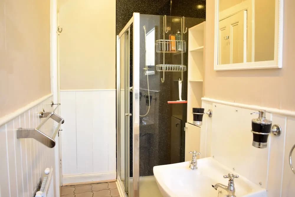 2 Bedroom Traditional Edinburgh Flat - photo 8