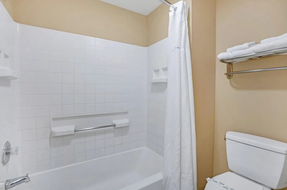 Near Disney - 1BR With Two Queen Beds - With Shared Pool and Hot Tub - photo 7