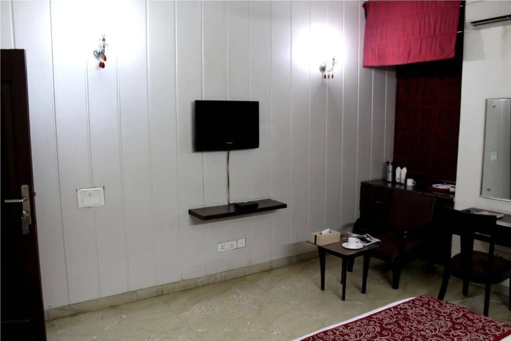 Hotel Jashn Inn near Apollo Hospital, Delhi - photo 6