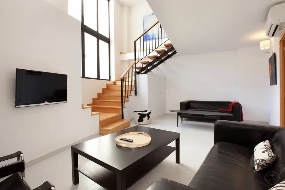 Large Guell Apartment - photo 11