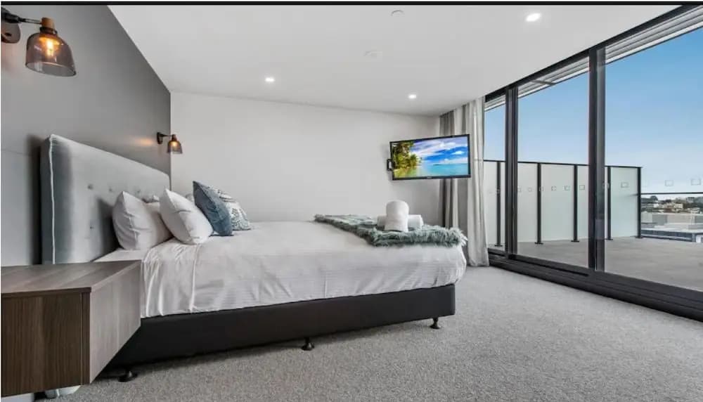 Luxury Penthouse with Bay and City Views - photo 1