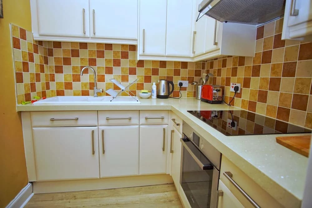 Bright & Spacious Flat 4 in Newhaven - photo 10
