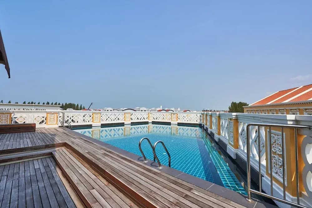OYO Home 44077 The Platinum Hotel & Suites- King - photo 10