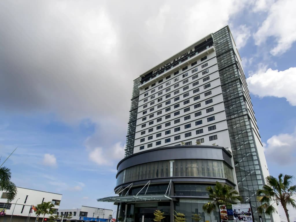 Grand Alora Hotel - photo 1