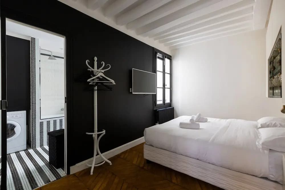 Bauhaus Magic in the Marais - photo 3