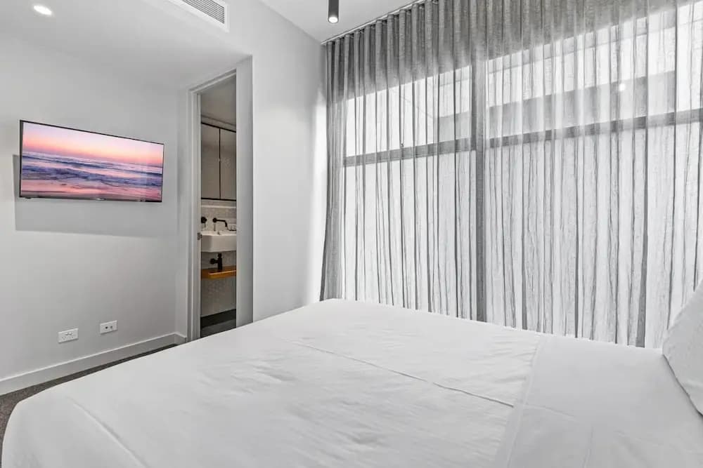 Stylish & Spotless 2-bed Apartment in St Kilda - photo 1