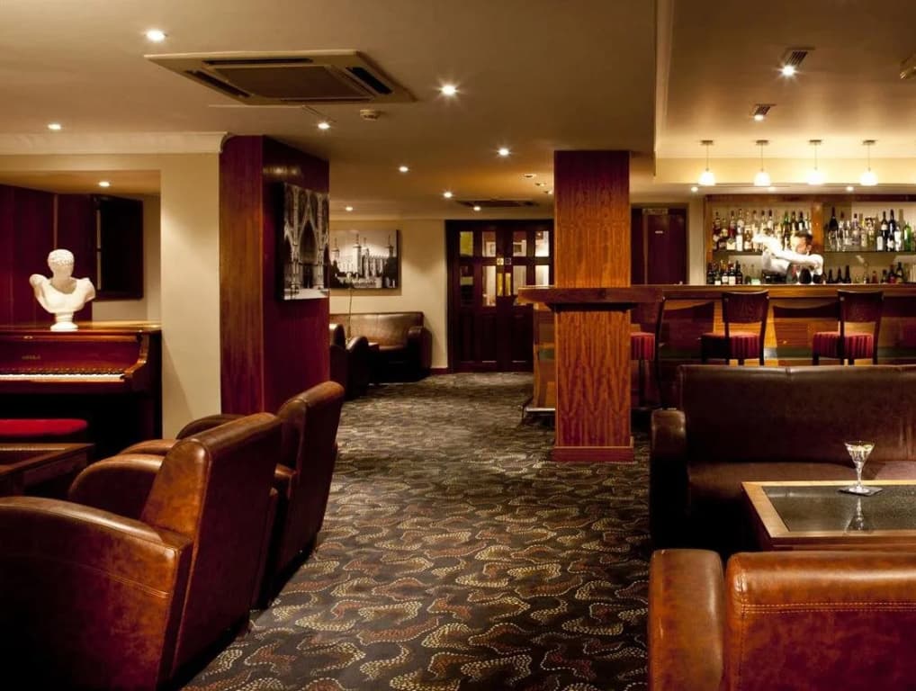 Hendon Hall - photo 1