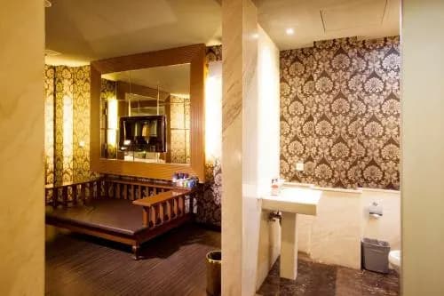 Illigals Hotel - photo 8