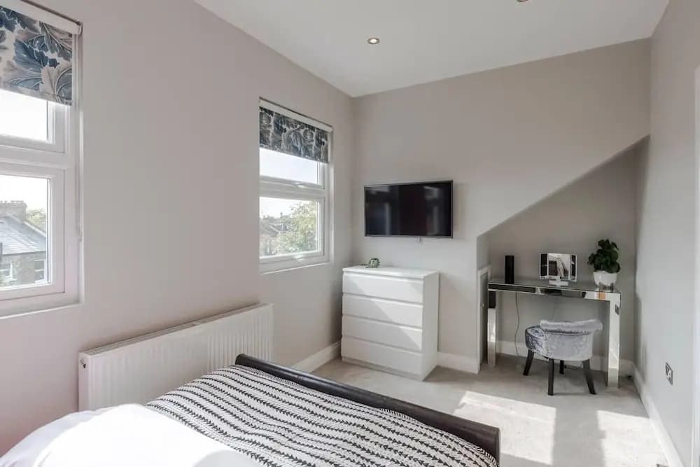 Stunning 3 bed Flat in the Heart of West Hampstead - photo 3