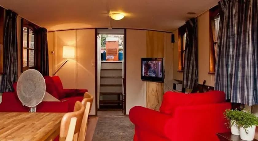 The Hoop Houseboat - photo 2