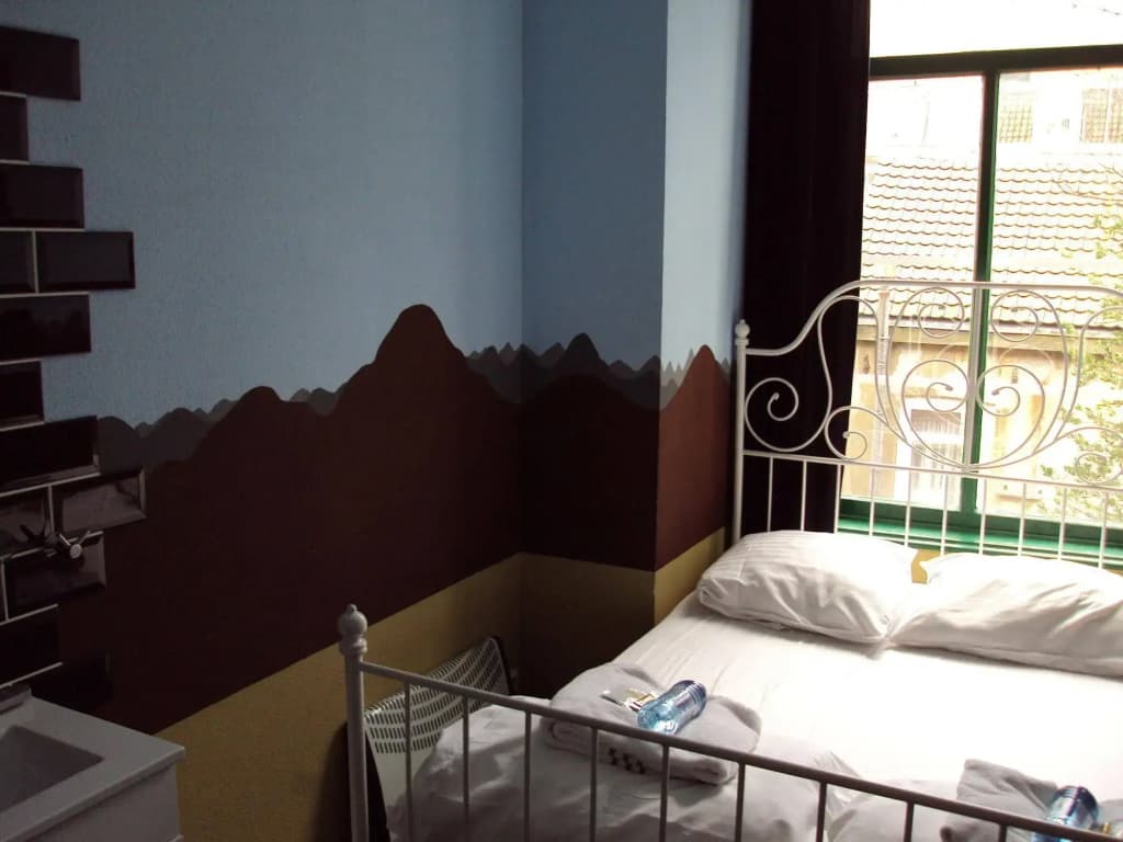 The Flying Pig Uptown Hostel - photo 3