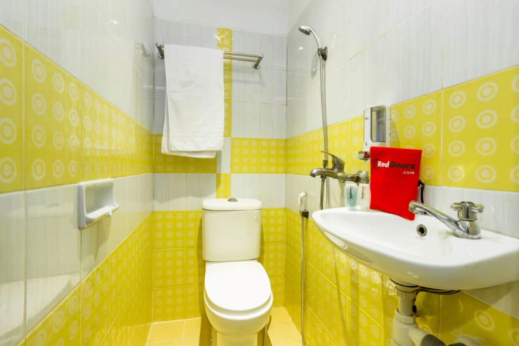 Reddoorz near Gajah Mada Plaza 2 - photo 7
