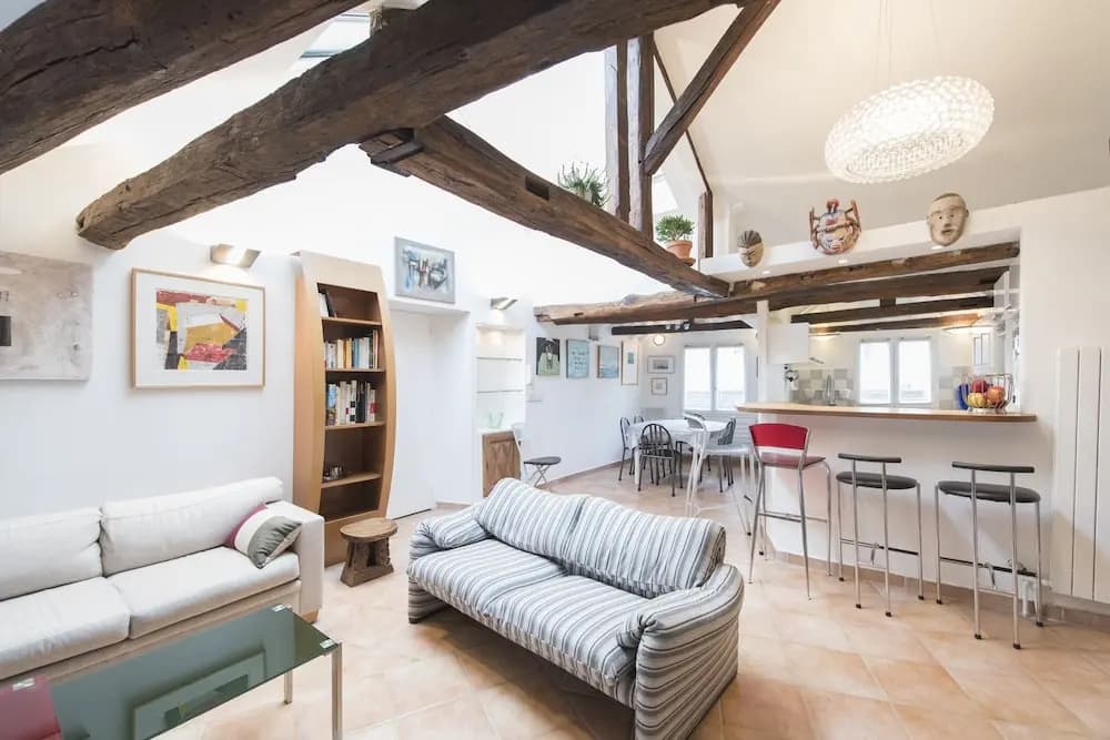 Character near rue des Martyrs - photo 16