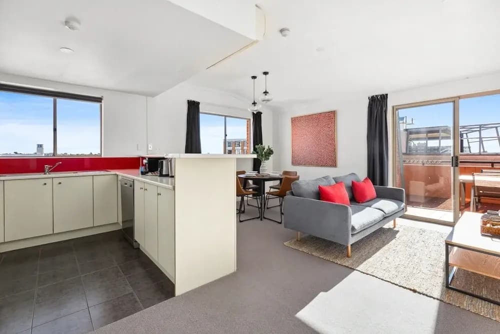 Spacious Inner-west 2-bed With Alfresco Dining - photo 4