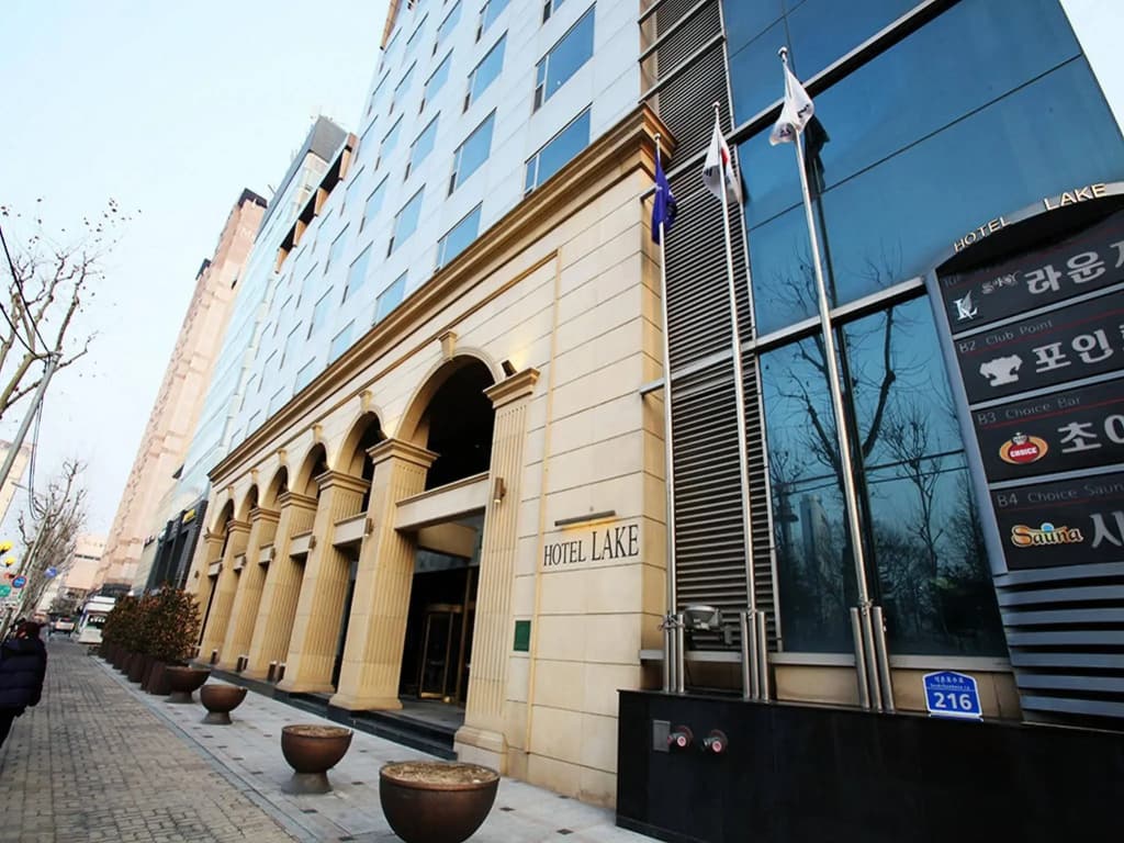 Hotel Lake - photo 1