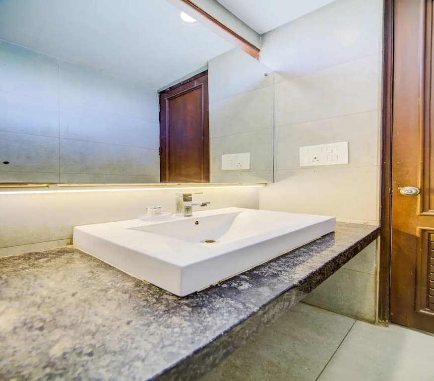 OYO 9553 Hotel Kings Plaza - photo 9