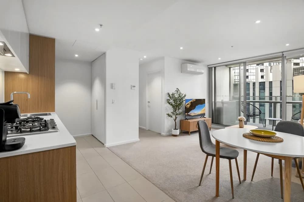Marina-view 1-bed Apartment in Docklands - photo 4