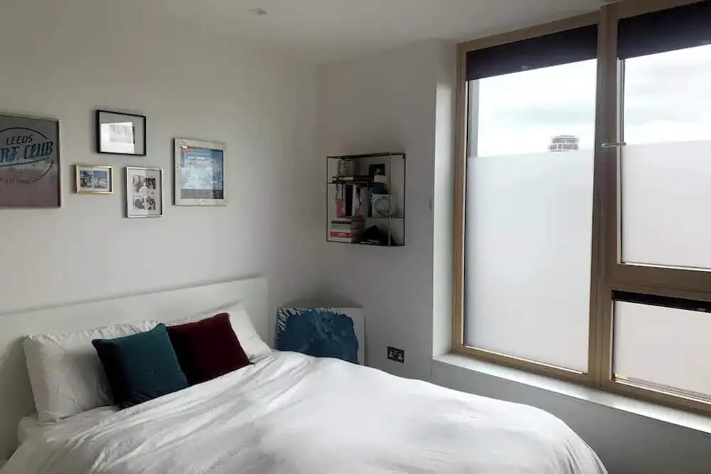 Stylish 2BD Flat With Private Balcony - Battersea - photo 4