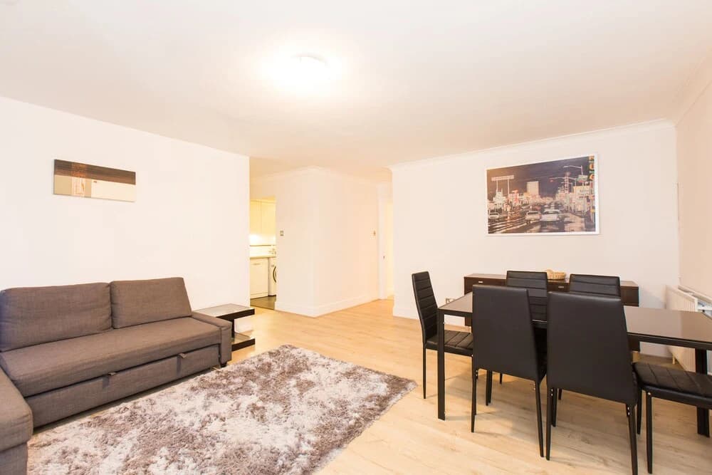 Three Bedroom Limehouse - main photo