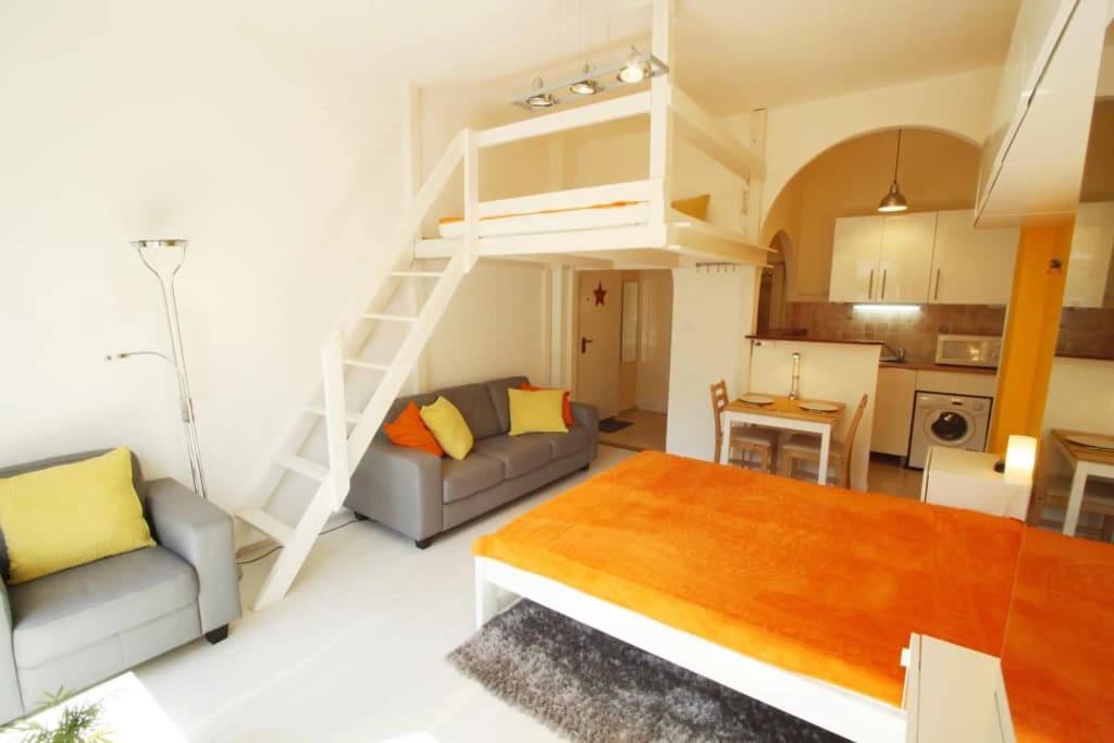 Sunny Studio with Balcony in Party District - photo 20
