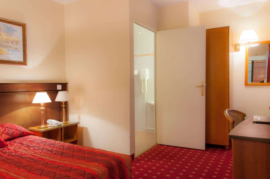 Hôtel Des Deux Avenues - photo 35