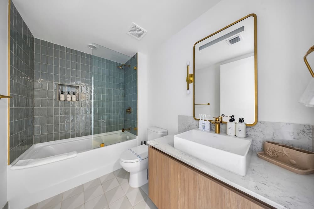 Luxury Downtown 2-BD Condo - photo 10