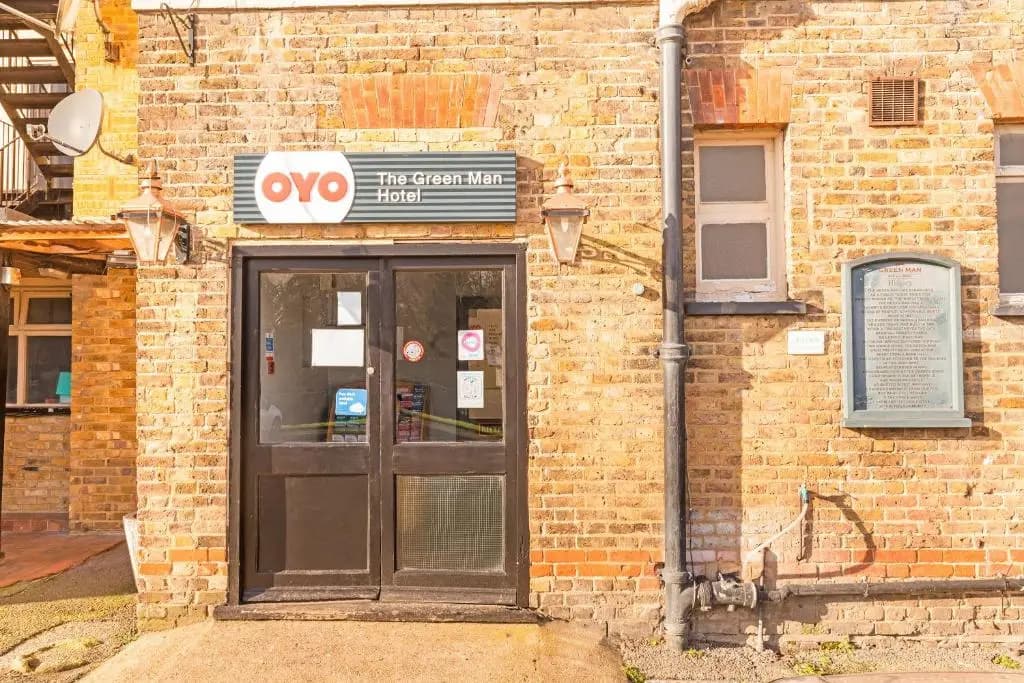 OYO The Green Man Pub and Hotel - photo 1
