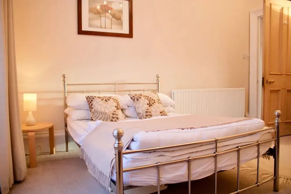 2 Bedroom Stockbridge Flat - photo 5