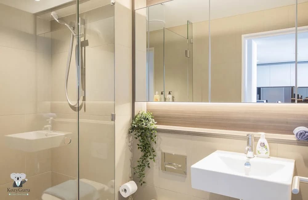 KOZYGURU Docklands Cozy Water View 1BED - photo 4