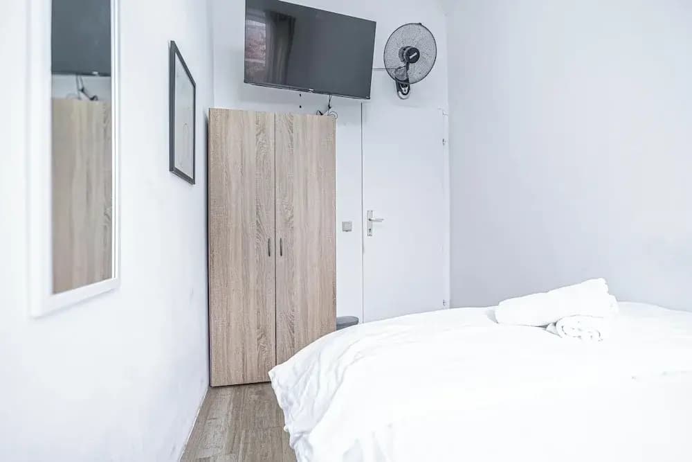 Cozy Room Shared Apt Millennium Tower - photo 6