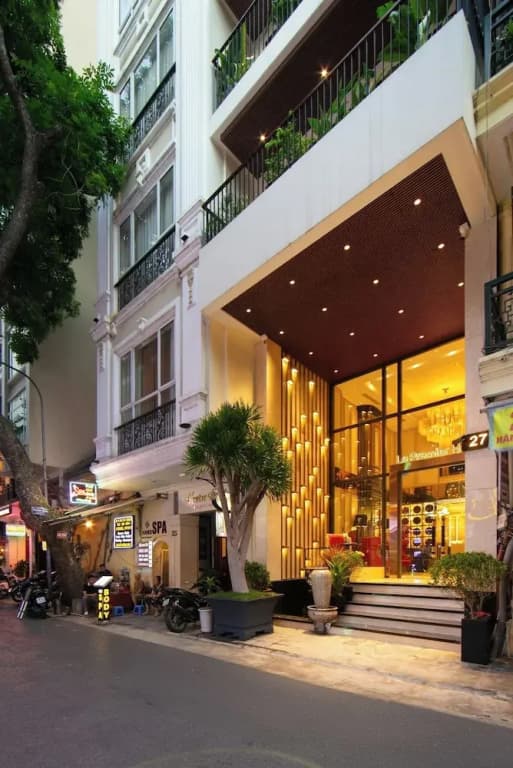 Le Premier Hotel & Rooftop Bar - photo 1
