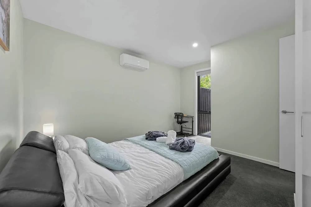 Luxurious 3-bedroom Townhouse in Charming Maidstone 7 KM TO CBD - photo 2