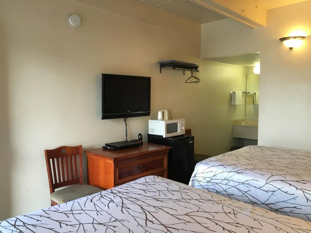 Van Ness Inn - photo 32