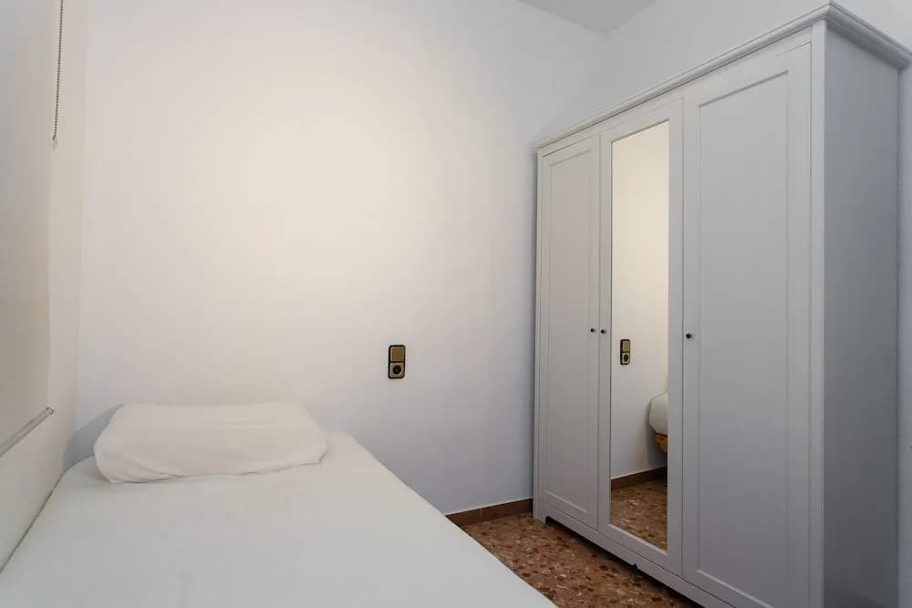 Spacious & Quiet 4 Bedroom Apartment - photo 2