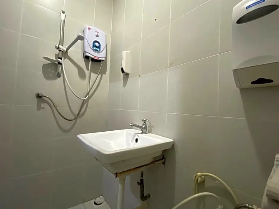 OYO 89760 Harmoni Inn Hotel - photo 8