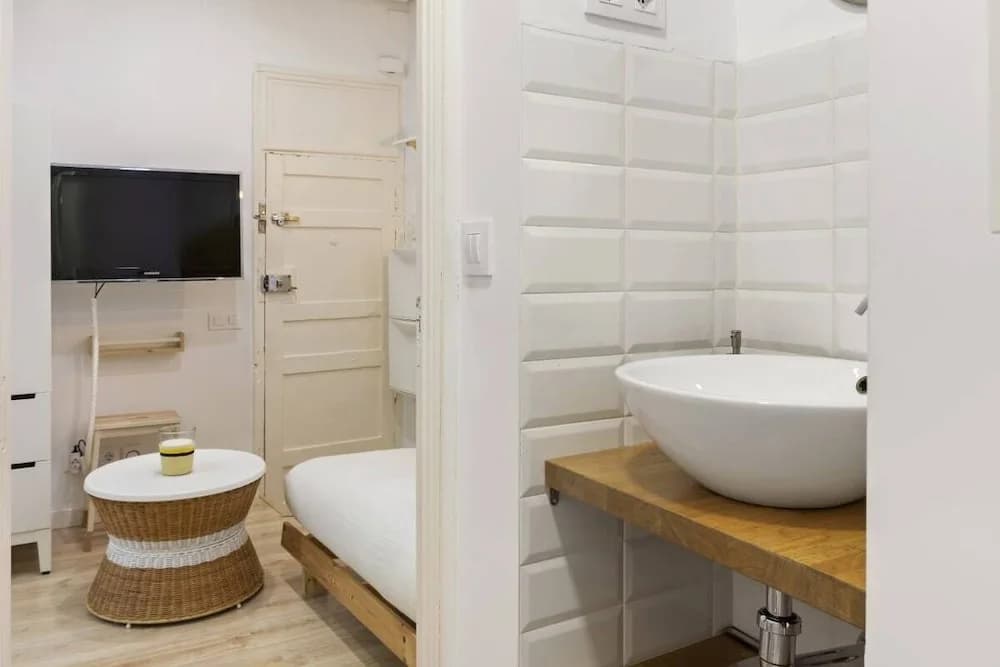 Space-saving Designer Apartment With One Bedroom in Chamberí, Madrid - photo 7