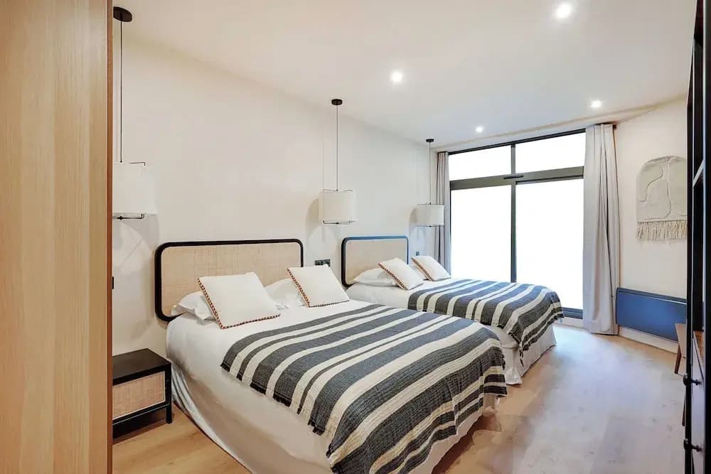 Spacious Apartment - 2BR/10P - Place D'Italia - photo 1