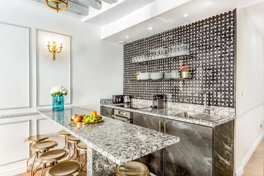 Luxury 4 Bedroom 3 Bathroom Louvre - AC - photo 15