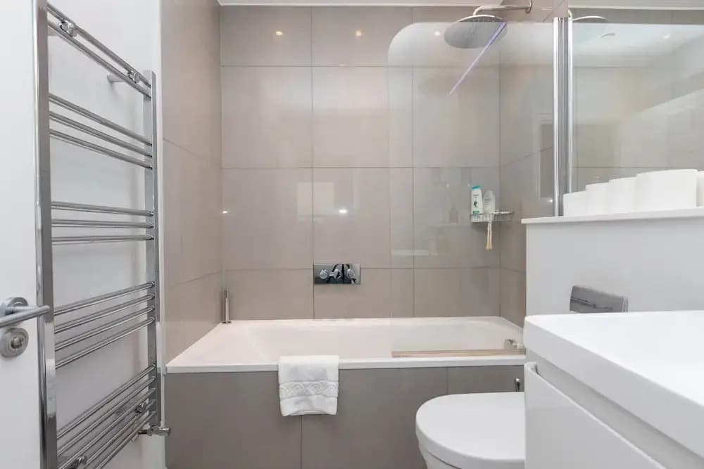 Spacious 3 Bedroom in Notting Hill With Balcony - photo 8