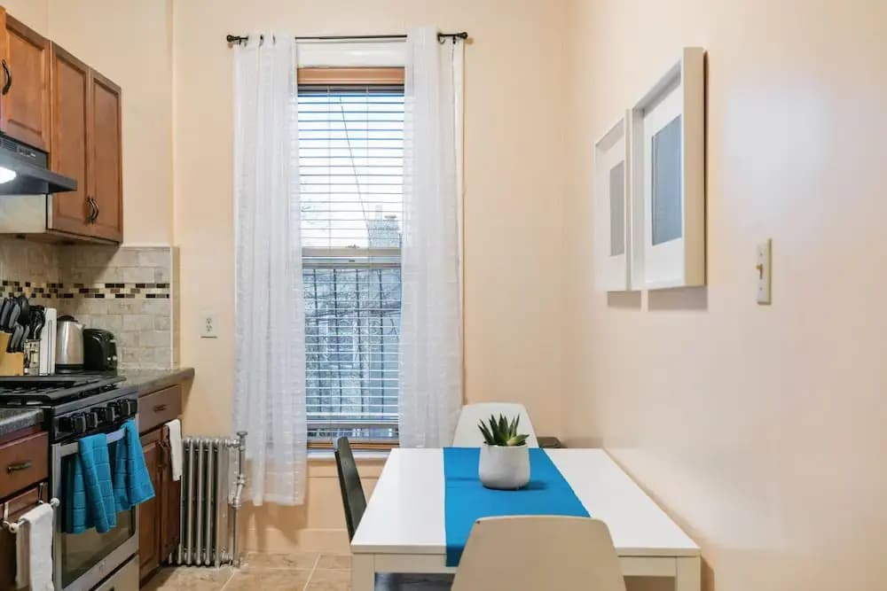Spacious 3 Bdrm Close To Trains & Shops - photo 14