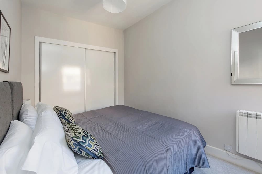 Grassmarket Modern Two Bedroom Flat - photo 1